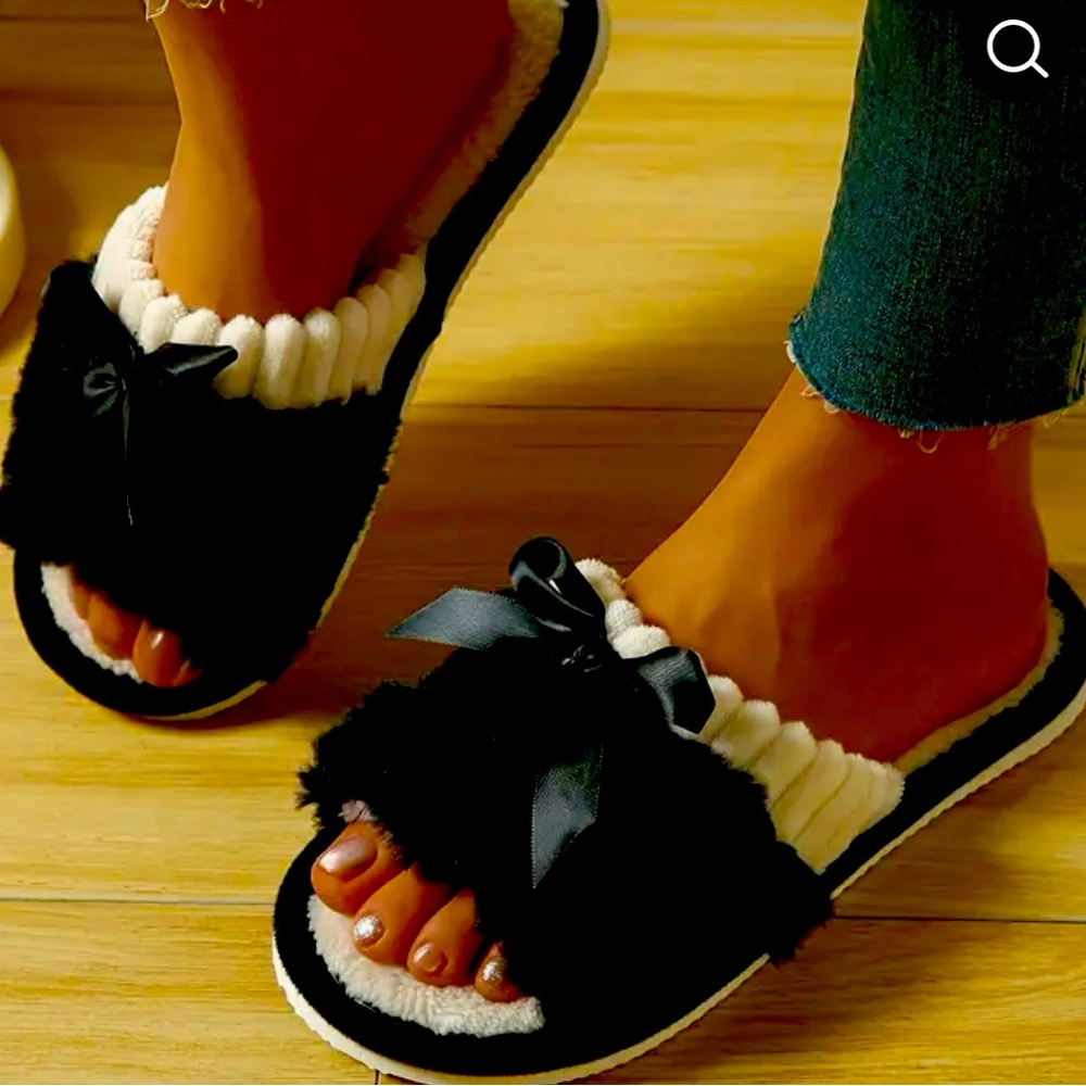 Cute Slippers with Bows to Match On Top!  These slippers are amazing! Size 7.5-8
